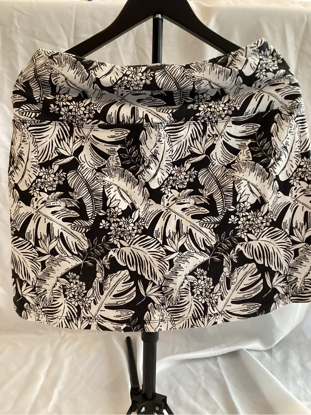 Slender Shapes Black & White Floral Skirt - L